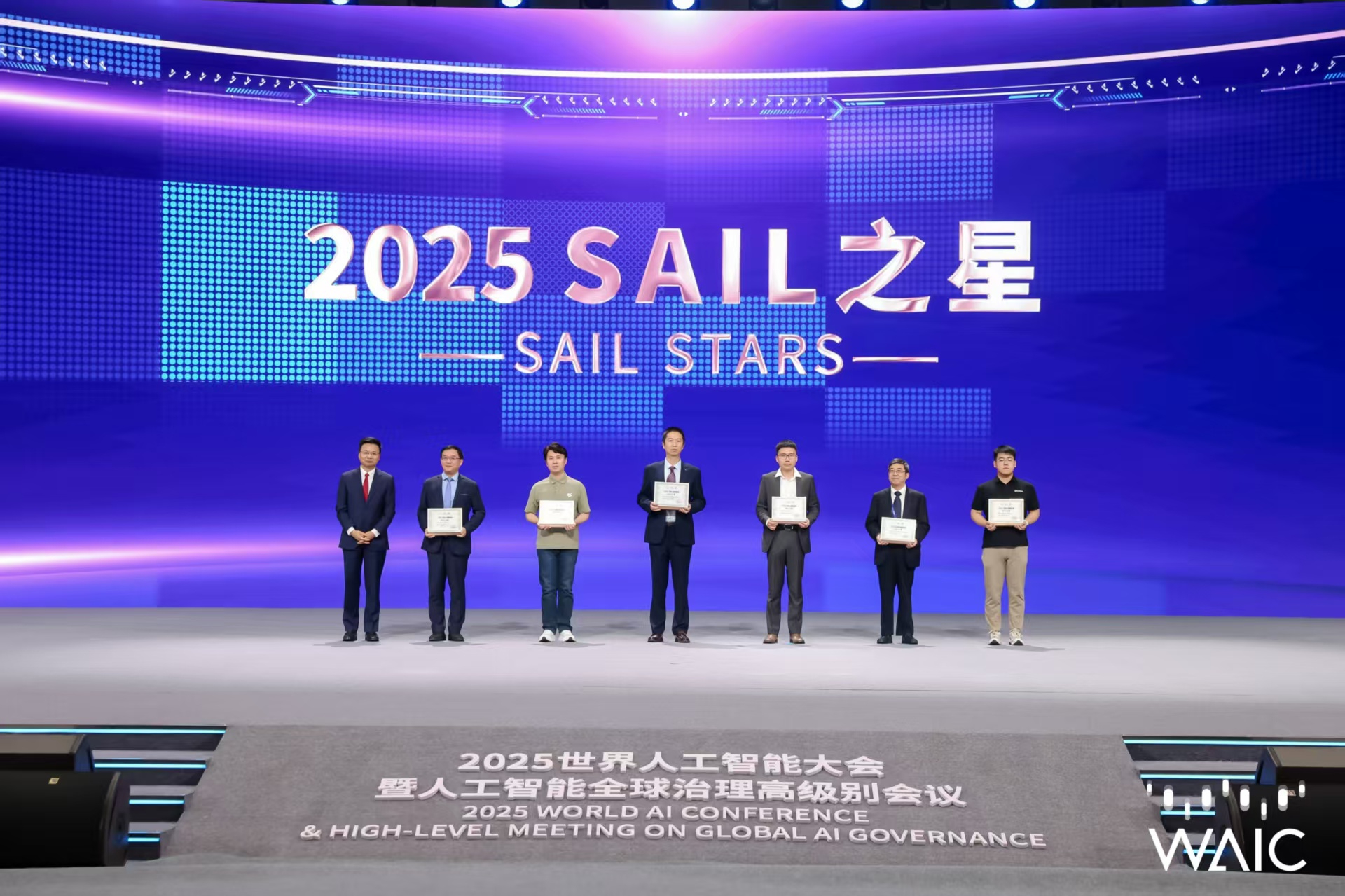 今年会-石头科技扫拖机器人T8发布 官方称一年只需倒6次垃圾